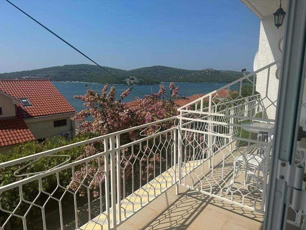 Marina Apartmani Tisno Murter Exterior foto